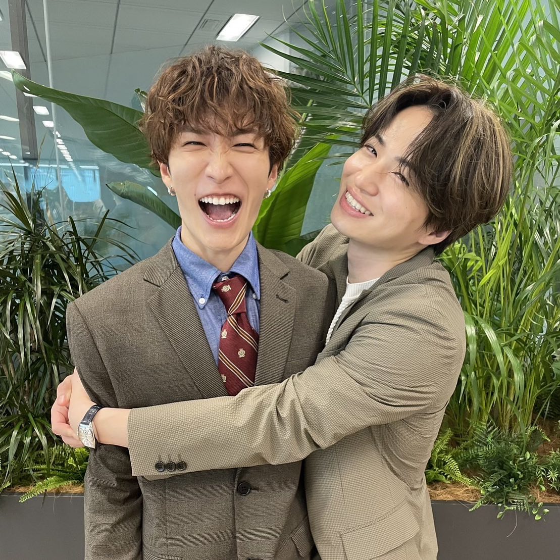 『ウソ婚』で共演！菊池風磨&渡辺翔太のツーショットにファン悶絶😍「かわいすぎるんよ😩💜💙」