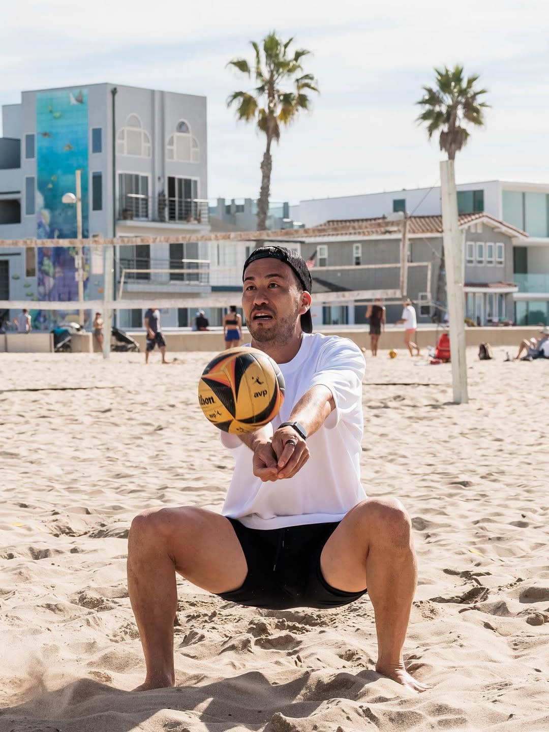 「隠れた才能？」吉田麻也のビーチで見せた美しいフォームに注目