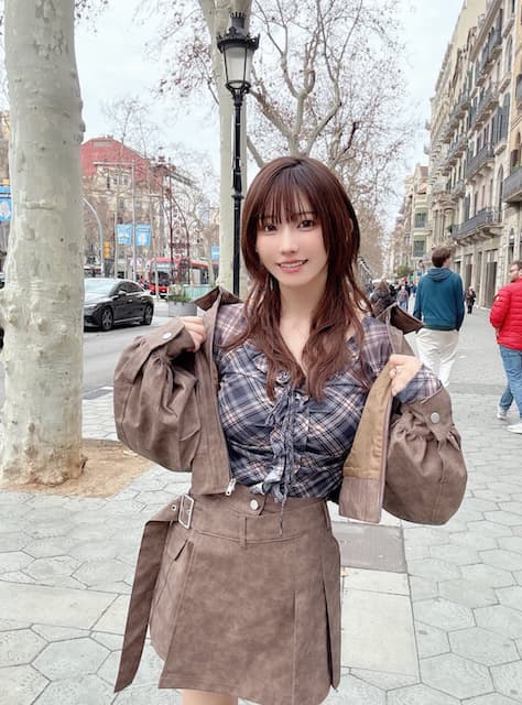 えなこがスペインから挨拶！「おはよ〜」お姉さんっぽいと話題に