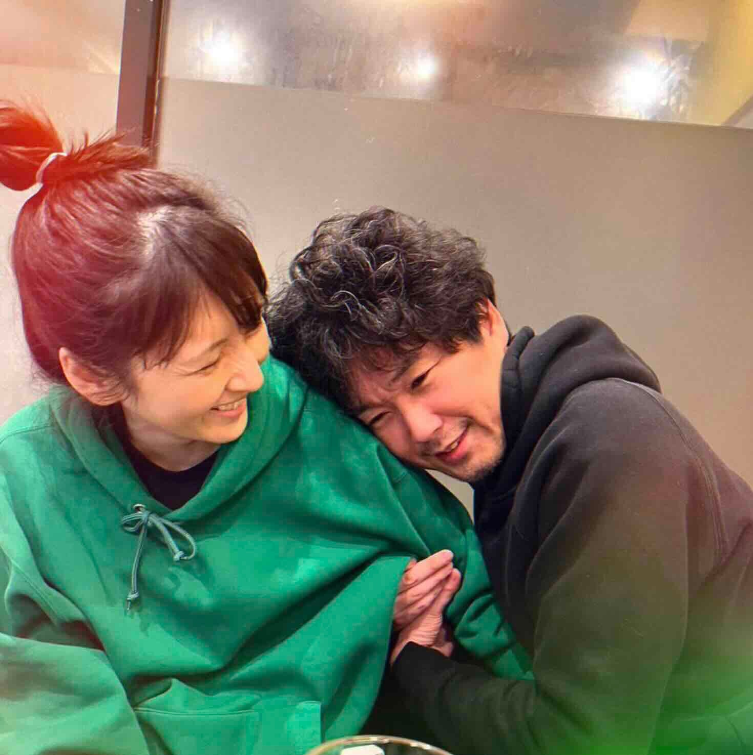 「1番の憧れ夫婦」「顔面が甘えすぎてる」あの俳優のラブラブショットにファン悶絶