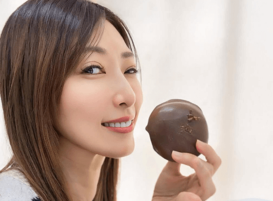 「めっちゃ綺麗&可愛い」DJ兼任の美女レースクイーン、念願の”アイムドーナツ・ショット”を披露！ファン魅了される「可愛い美人やねー」