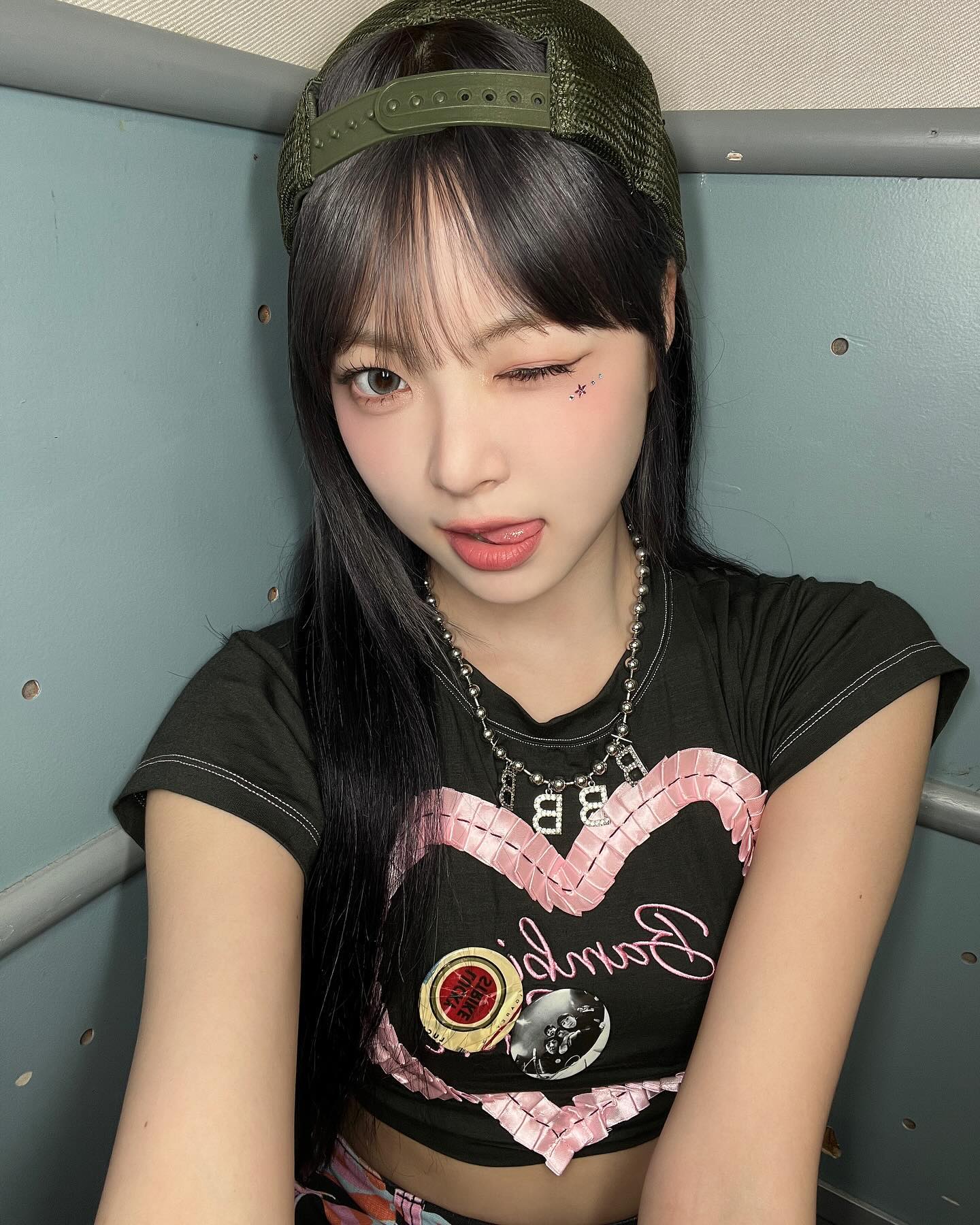 LE SSERAFIM・ウンチェ Y2Kファッションで最新ショット公開