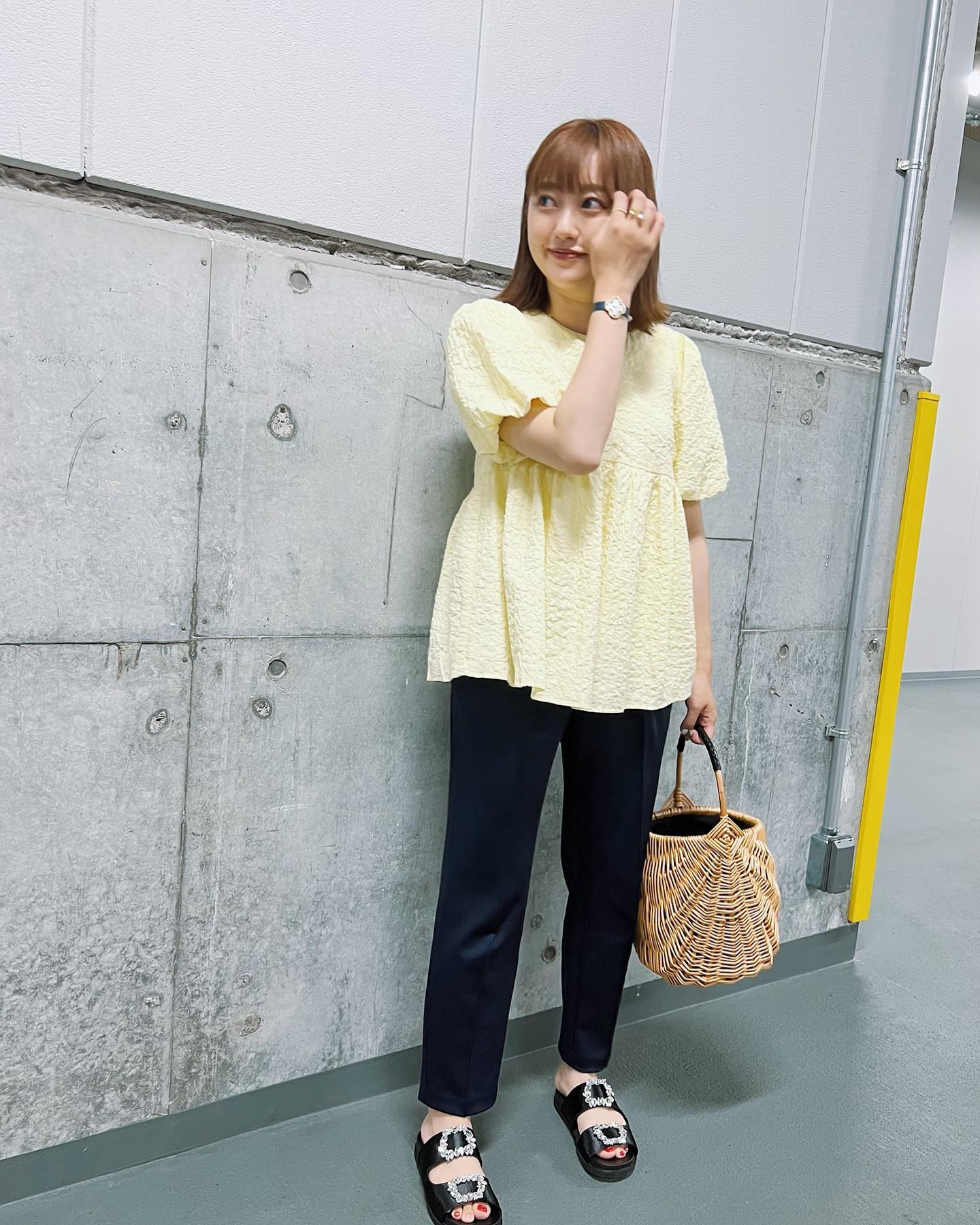 「暑すぎる〜🌞🌈」菊地亜美さんが涼しげな私服を公開😍📸