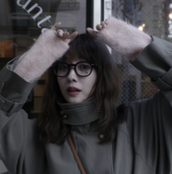 前田希美、ピンク×カーキの新作アウターで秋のカフェ巡りへ！お気に入りのベーグル片手に笑顔満開