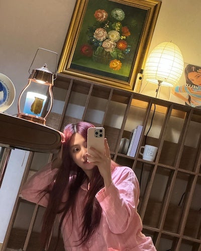 自然体な表情が可愛い！貴重なパジャマコーデのオフショットを公開