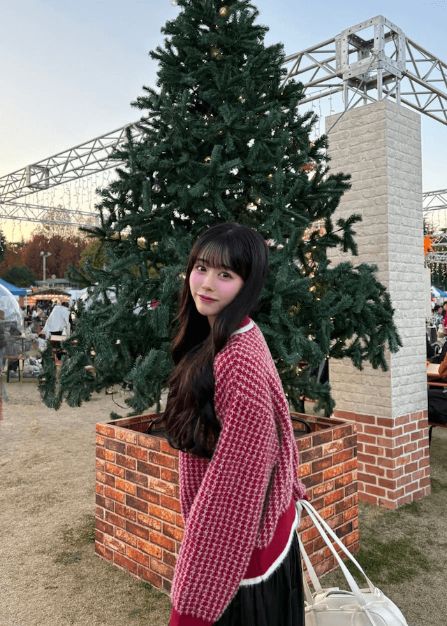 CUTIE STREET 佐野愛花、クリスマスマーケットを堪能！「赤の服が似合いすぎる...」