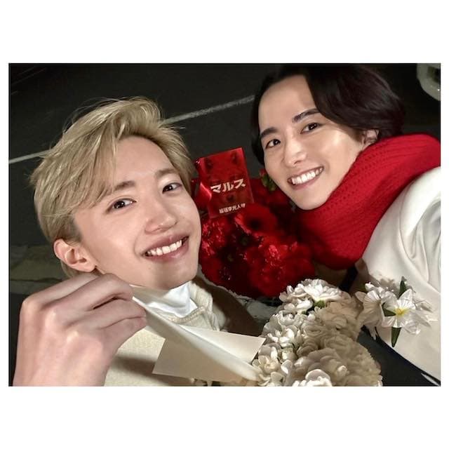 「写真が美しくて倒れそう」道枝駿佑と板垣李光人のクランクアップショットが話題に！