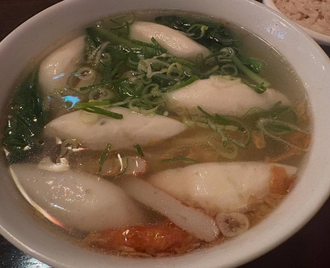 ミキ昴生が出番合間にシンガポール料理を堪能！