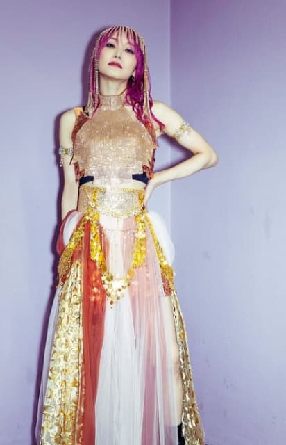 クレオパトラ級の美しさ⁉LiSAがアラビアンな世界へ誘うような衣装写真を公開