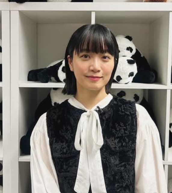 パンダでパンパン！元乃木坂46・深川麻衣 パンダカラーな衣装でパシャ！