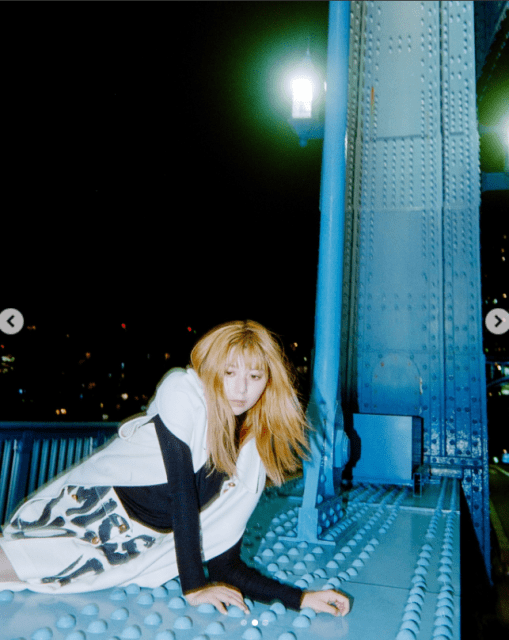 橋の上で「上白石萌歌×金髪」が最高にCOOL「ROCKですね🎸」