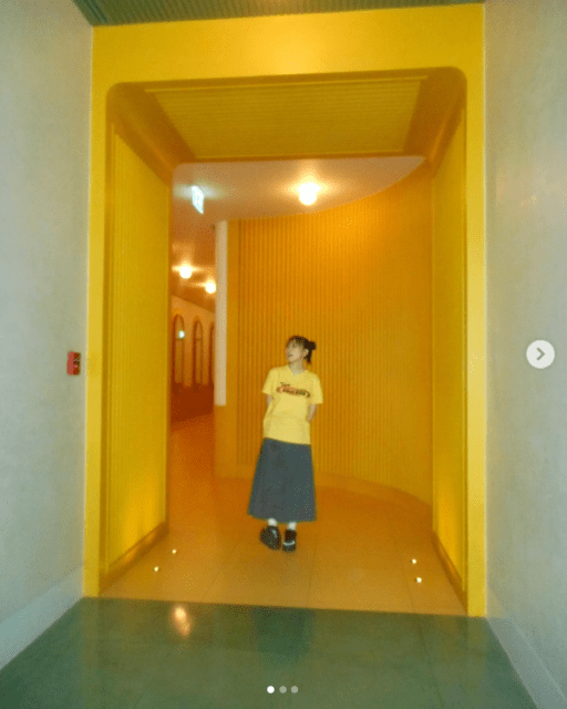 YOASOBI幾田りら「レトロポップ」なホテルでパシャリ📷