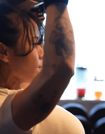 「どんどんかっこよくなってる」美女ビキニプロ、ダンベルトレーニングのムービーシーンを公開！見惚れるファン続々