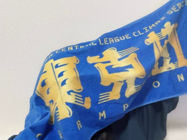 「横浜優勝！」熱烈ベイ党アイドルが勝利投手のタオルを掲げて大歓喜