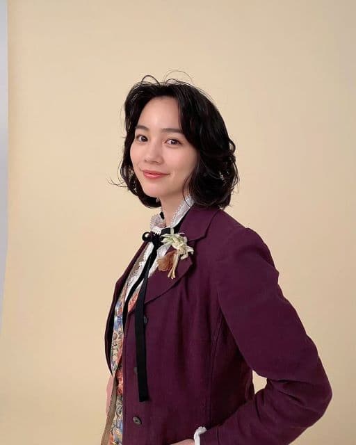 「ストレートにカッコいい」のん、主演映画のオフショットを公開！ジャケットを着た姿がカッコいいと話題に