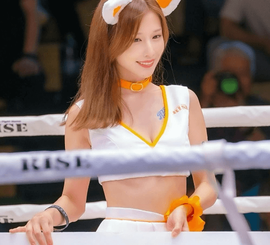 「とても可愛いですね」人気ラウンドガール、リングで魅せた”猫耳パフォーマンスショット”にファン・TKO「カッコイイ憧れの方」