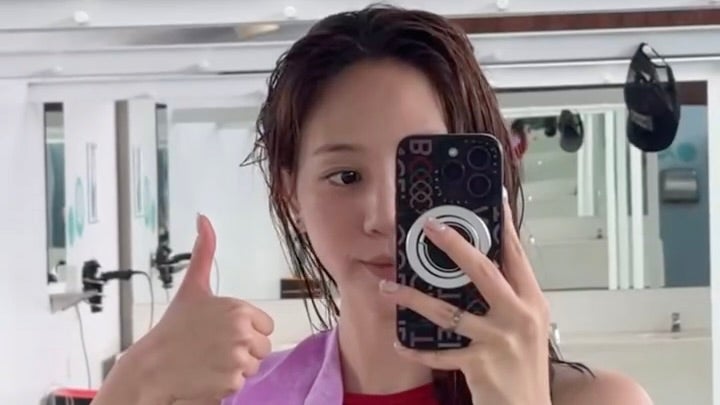 “元競泳美女”の旅先ルーティンが心地いい！最後の笑顔が可愛すぎる