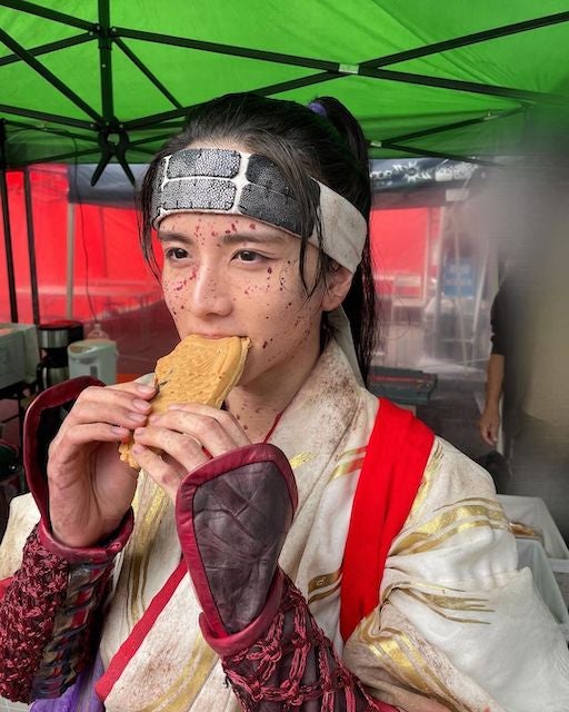 血も滴るいい男？あのイケメン俳優が公開した写真がカオスだと話題に