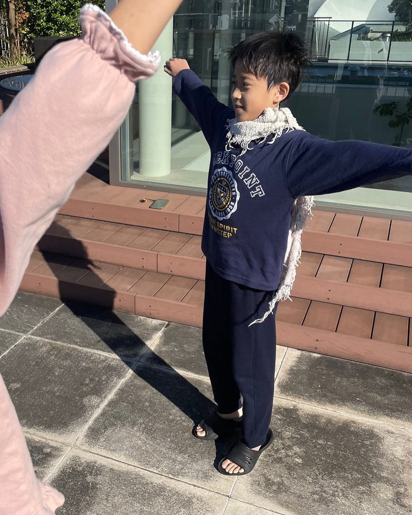 海老蔵の長男・勘玄くんがママタオルを巻きラジオ体操「ママもきっとみんなとラジオ体操してるね😊」