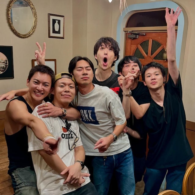 人気俳優の貴重な変顔ショット公開！？朝ドラ出演俳優陣の豪華集合ショットが話題に