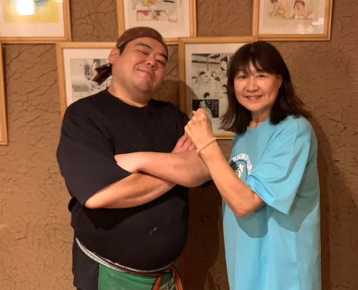 胸熱コラボ！鈴木おさむ、中目黒の人気店で元女子プロレスラーと腕組みショット