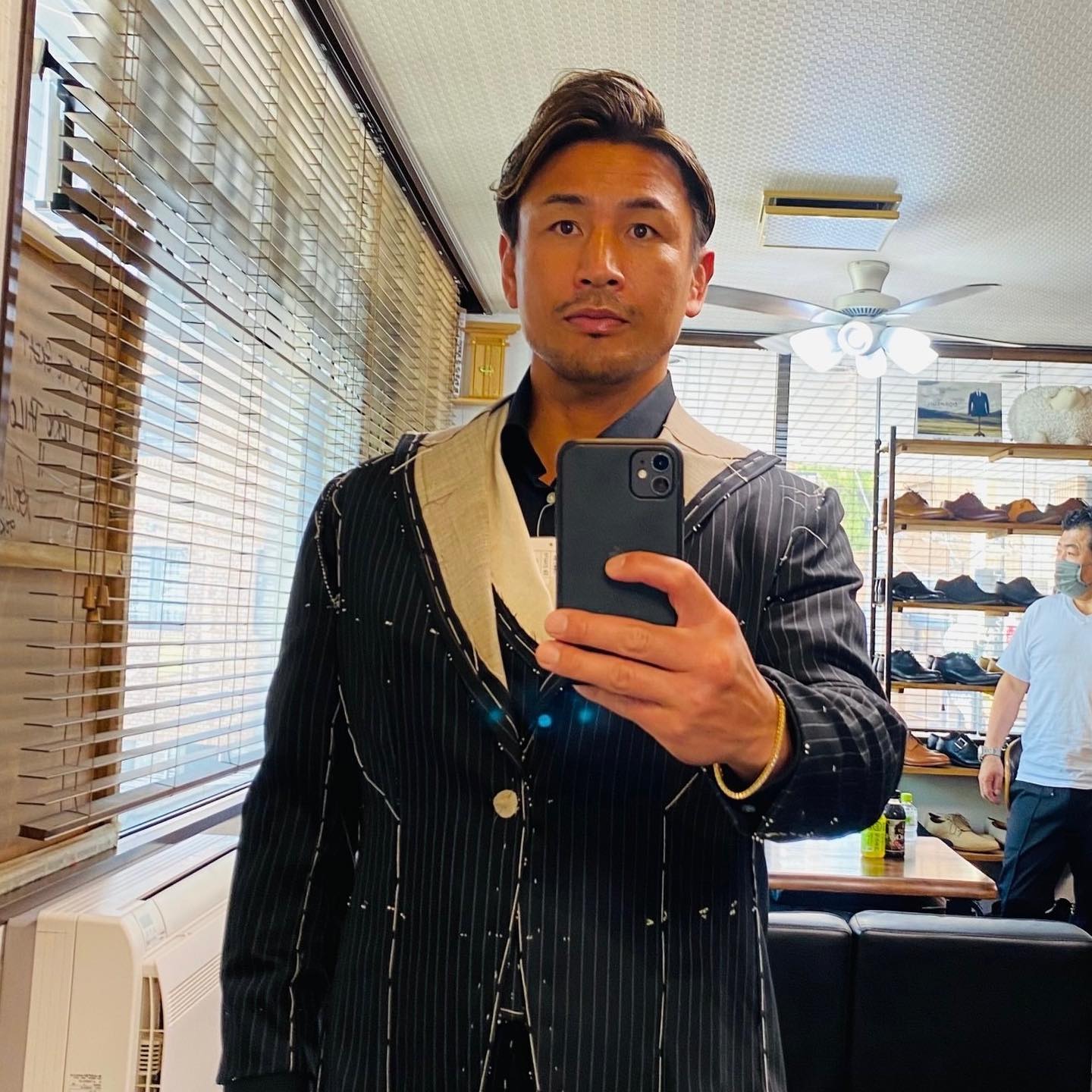魔裟斗がオーダースーツ👔の仕立て中にパシャリ📸「後ろ姿って大事✨」