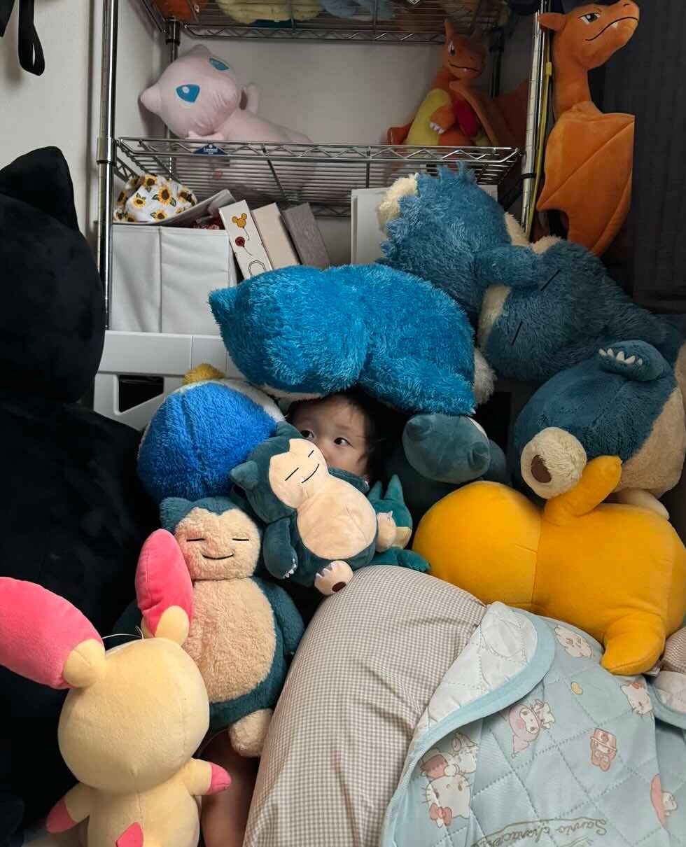 「サイズ感可愛すぎ」人気YouTuber 娘のキュートな”埋もれショット”を公開