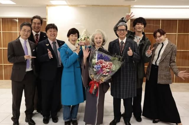 夏木マリがクランクアップを報告！豪華メンバーとの記念写真を公開