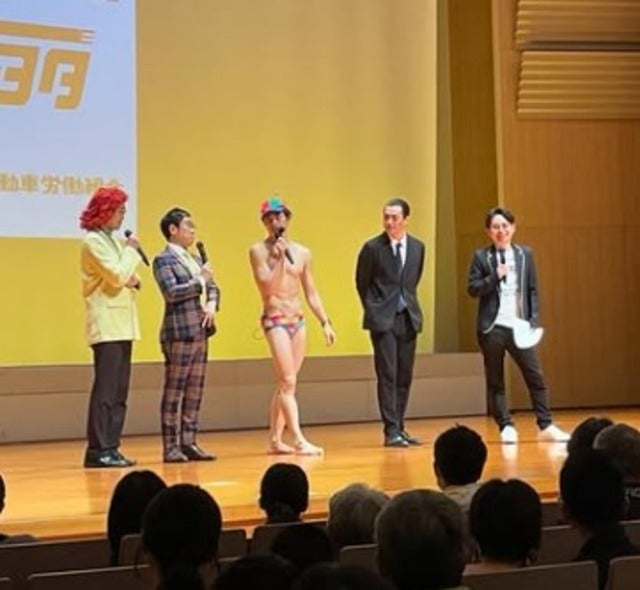 小島よしおがお笑いライブカバハウスイベント2025でライブ！