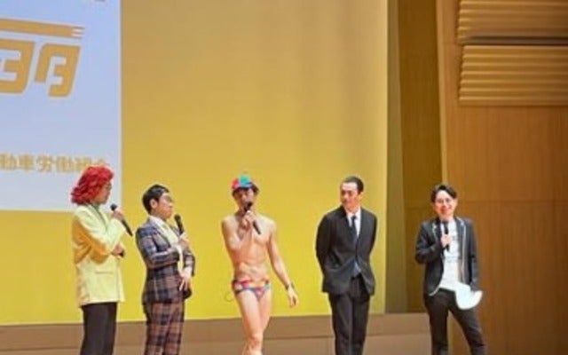 小島よしおがお笑いライブカバハウスイベント2025でライブ！