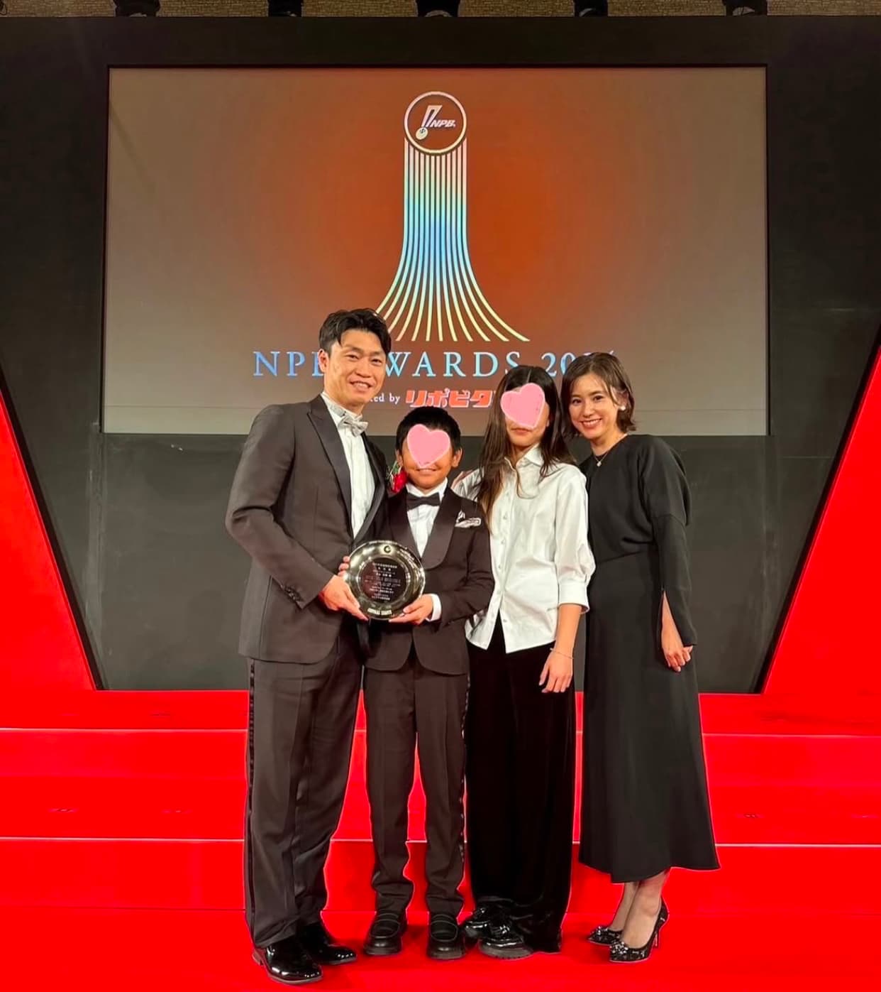 青木宣親ファミリー4Sを公開！現役最後の表彰式で家族からサプライズ花束贈呈〜♡