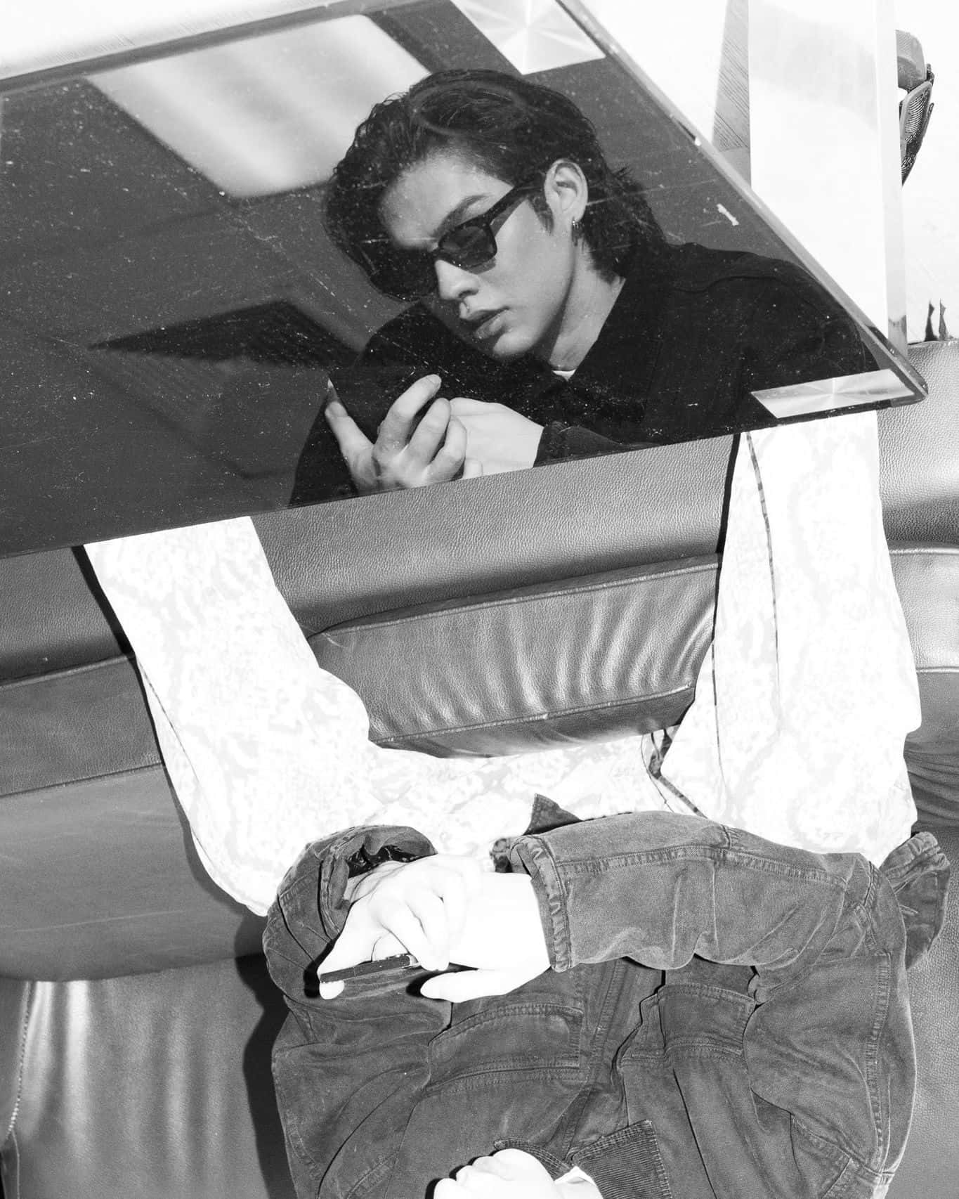 人気タイ俳優・ブライトが楽屋でのオフショットを公開📸反射している姿でもハンサム💖