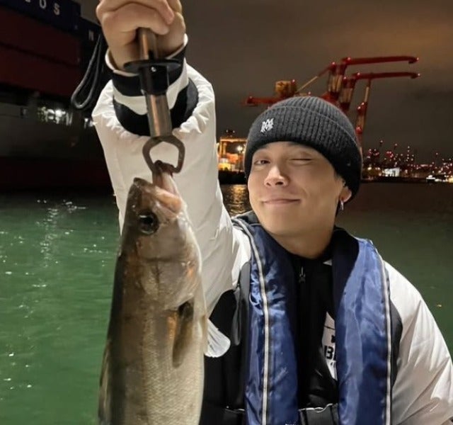 釣りバカ日誌で勉強！？優里が大きなシーバスを釣り上げる！