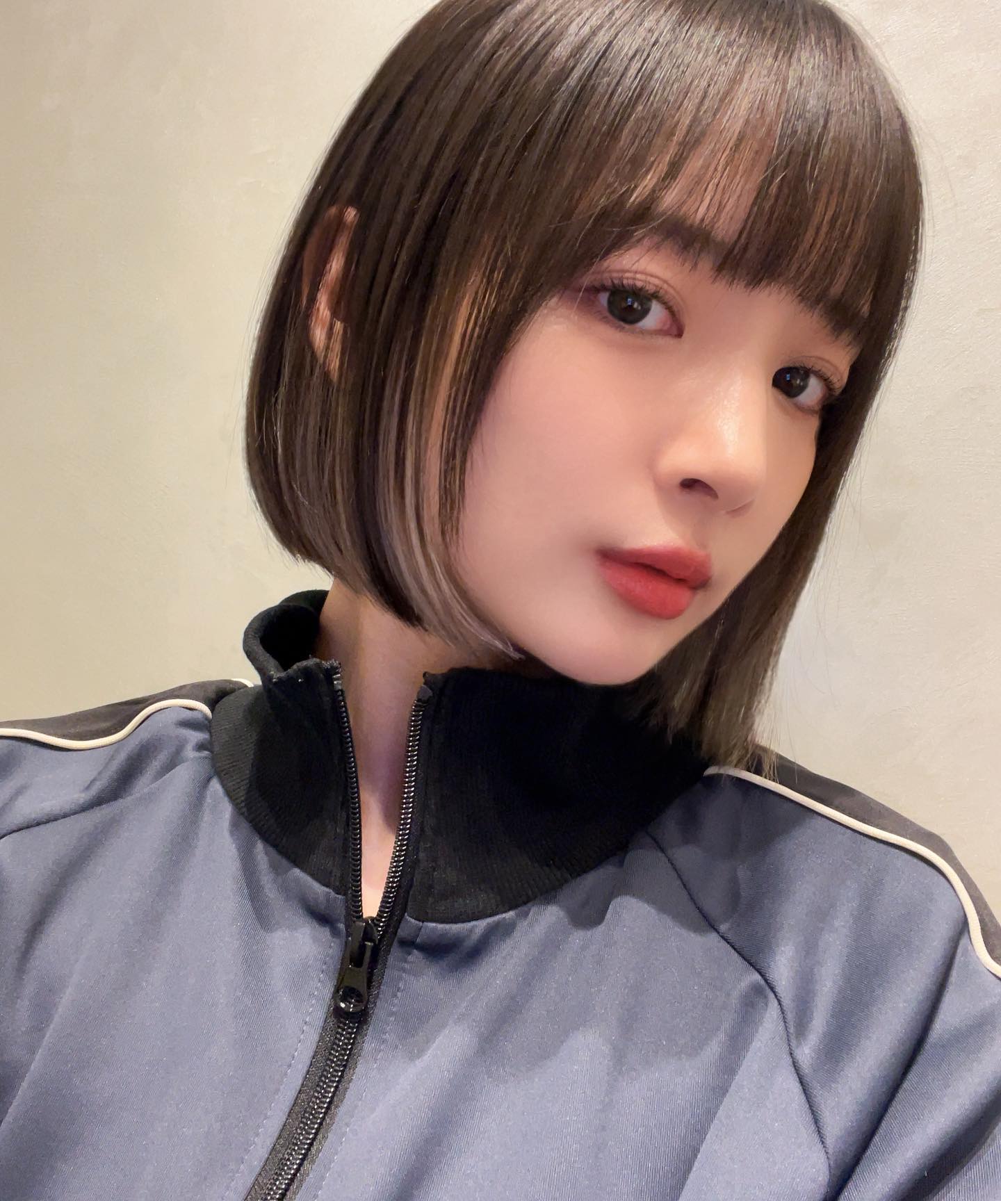岡田紗佳が新たなヘアスタイルを公開！“可愛すぎる”と話題に！ネイルも「サクラナイツ感」