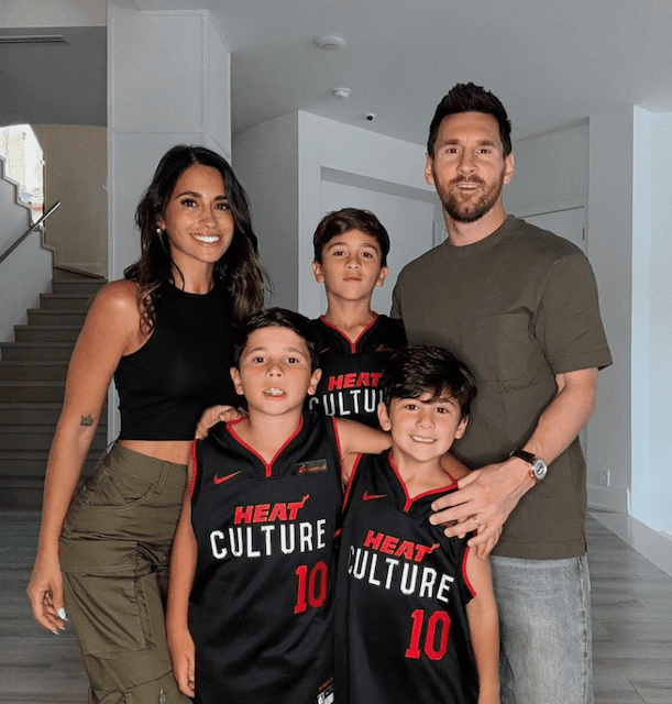 「仲睦まじい！」メッシ1家の家族写真が話題に