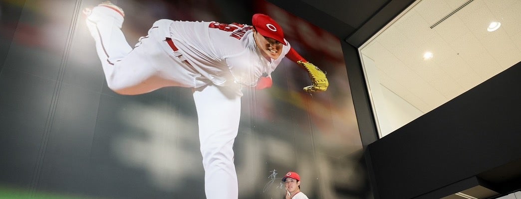 森下暢仁、自身の巨大パネルと2ショットを公開