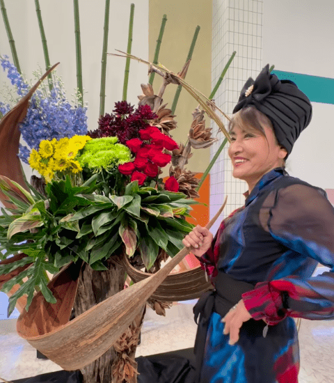 伝説の68歳アクション女優が花創作家に！変わらぬ美貌に驚愕「素敵すぎます」