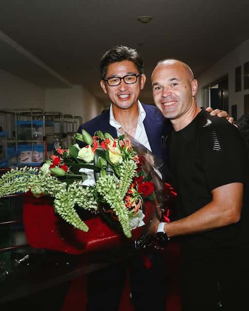 サッカー界のレジェンドのツーショット🤝🔥イニエスタの退団をキングも労う😌