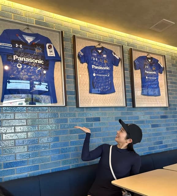 浅野杏奈のマイブームは“〇〇でスタジアムへ”！カフェでのくつろぎショットを公開