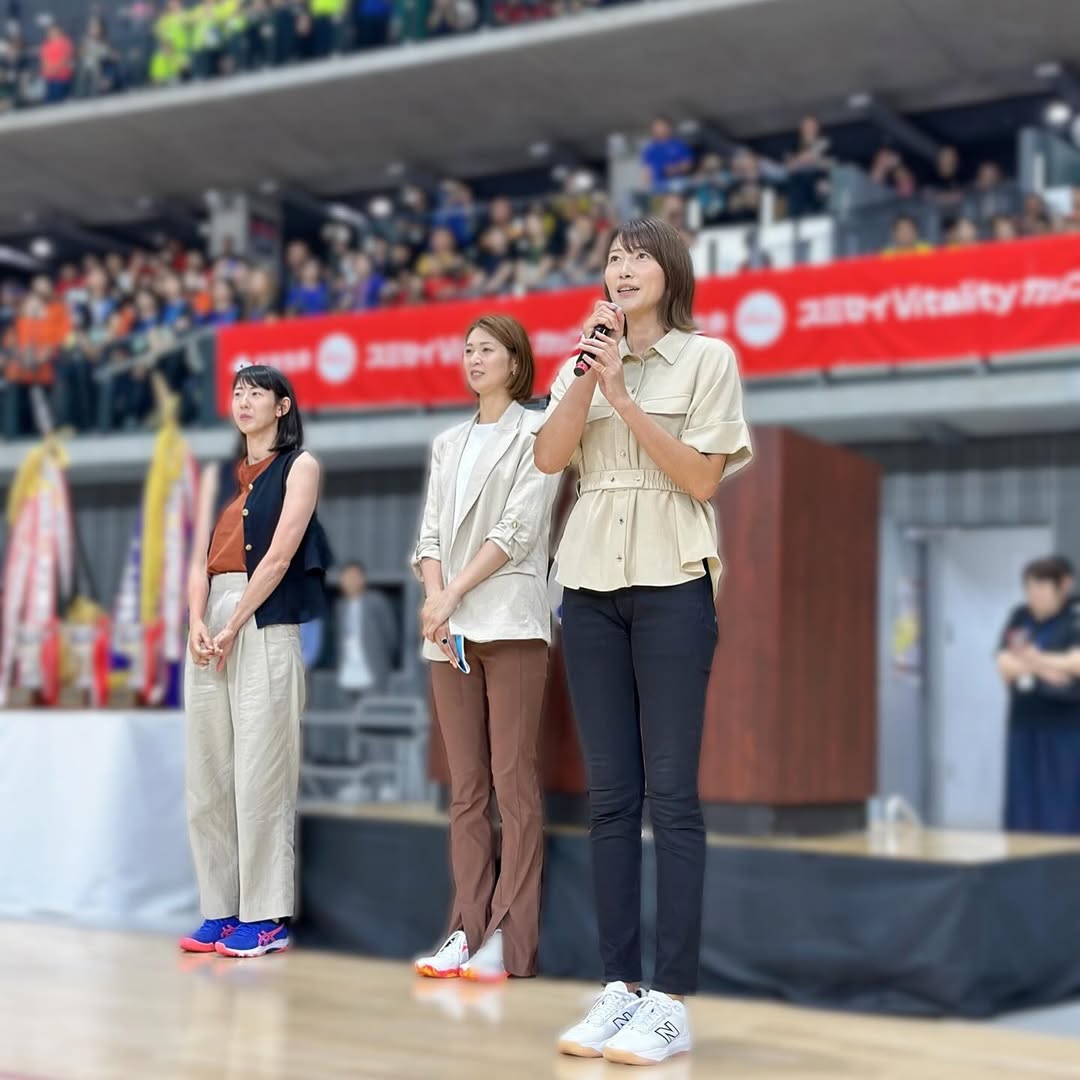 小学生たちから熱い視線を送られる狩野舞子！小学生大会の開会式にレジェンド4人で参加