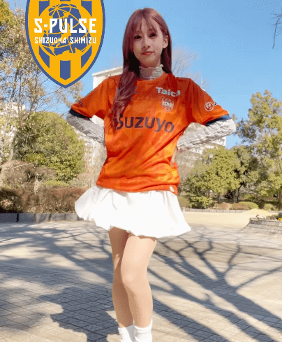 「どれも可愛すぎる！」サッカー美女、広場で衣装大変化の”ユニフォーム姿・ムービー”を披露！ファンメロメロに