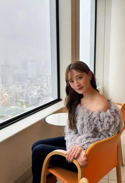 中田花奈がラジオ出演を報告！美しいデコルテやクッションを抱える愛らしショットを披露
