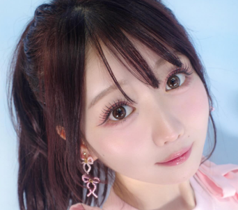 大久保沙織、スタジオでのオフショット公開！「キラキラなワンピースで気分も上げて」