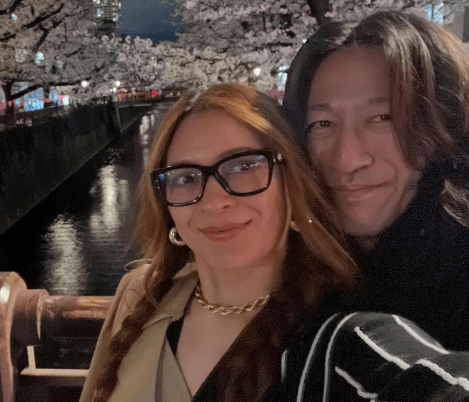 「素敵なお二人」人気モデル、夫のGLAY・TAKUROと”ラブリー・夜桜ショット”を公開！レアフォトにファン感激「この表情たまらんです」