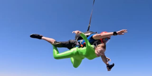 「最高すぎ」ちゃんみなのスカイダイビング動画にファンから絶賛コメント集まる⁉