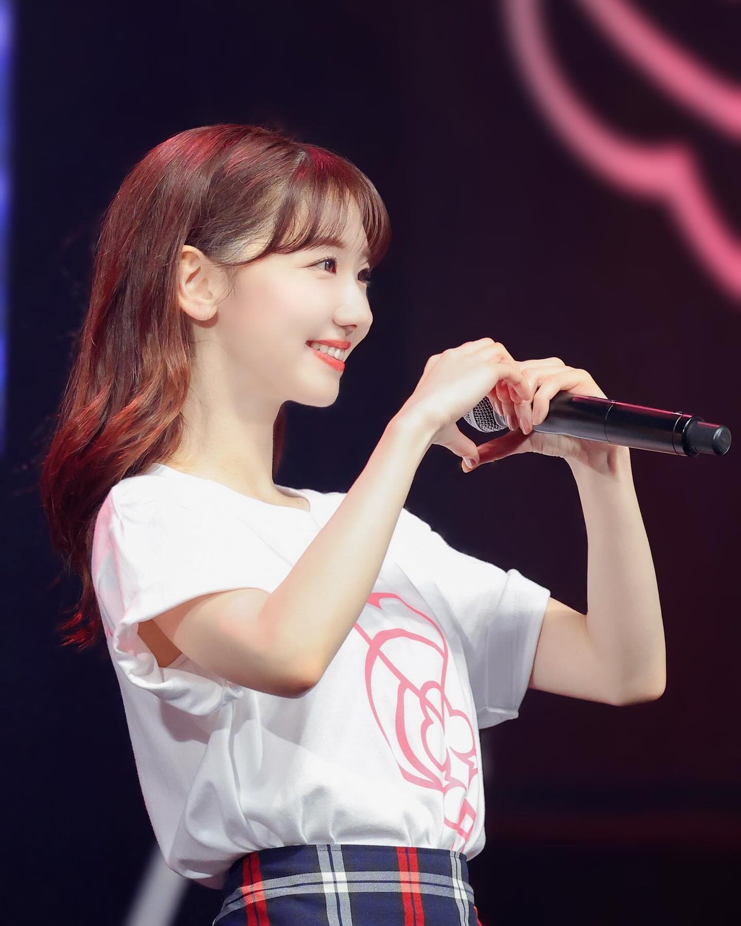 「アイドルすぎる🥰」柏木由紀のハートポーズにファン悶絶💞