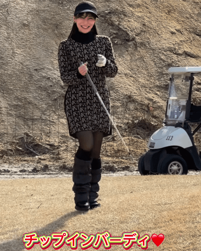 「やらなくっちゃ…！」ゴルフ美女子、バンカー超え作戦の決行！大成功を果たした”ヴィーナススマイル”にファン拍手喝采