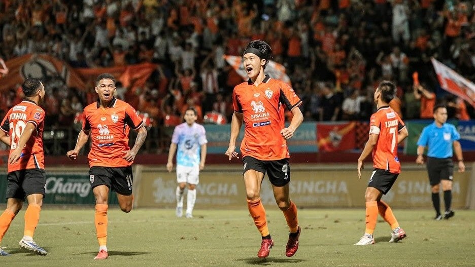 “歓喜の雄叫び”が止まらない…海外リーグで輝くストライカーが魅せたゴール直後の瞬間