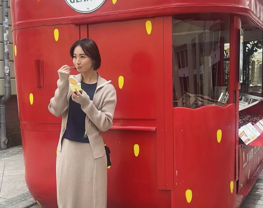 ドイツで発見！空手女子・岩本衣美里、いちご屋台前で味わうピスタチオアイス