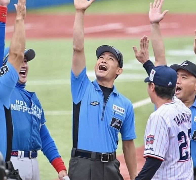 「意外とノリノリ」恒例の試合前パフォーマンス、審判の表情に注目